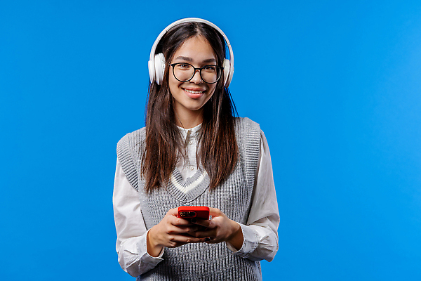 포토 JPG 해외이미지 스튜디오촬영 백인 응시 여학생 행복 백그라운드 인터넷 통신 청소년 모바일 대화 한명 미소 사람 인종 손짓 소년 성인 가로 스마트폰 핸드폰 스크린 타이핑 네트워크 메시지 연결 부름 온라인 고립 소셜 우크라이나 해외202310 해외포토 서양인 1 학생 시선 여자 남자 감정 유럽 어린이 모션 실내 표정 말하기 전자제품 스마트기기 파일형식