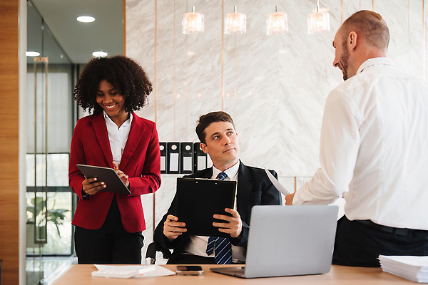포토 JPG 해외이미지 백인 직업 여자 남자 회사 비즈니스 사업가 통신 성공 회의 협력 설계 직장 함께함 대화 미소 사람 성인 세명 노트북 컴퓨터 사무실 업무 작업 비즈니스맨 비즈니스우먼 그룹 계획 토론 종업원 동료 경영자 경영 프로젝트 콜라보레이션 브레인스토밍 해외202310 해외포토 서양인 컨셉 관계 표정 말하기 전자제품 직장인 리더 파일형식