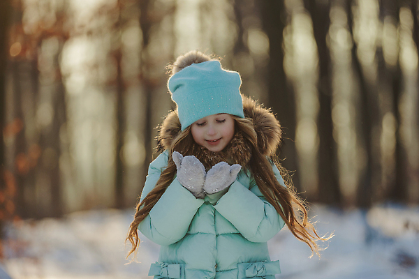 포토 JPG 해외이미지 나무 백인 모자 라이프스타일 옷 계절 공원 여자 남자 행복 어린이 장갑 겨울 장난 자연 놀이 휴가 한명 미소 웃음 사람 소녀 야외 햇빛 목도리 기쁨 낭만 추위 숲 불기 삼림지대 타격 눈내림 해외202310 해외포토 서양인 식물 1 잡화 공공시설 감정 컨셉 모션 눈_날씨 표정 생활 태양 생태계 파일형식