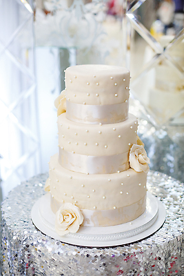 포토 JPG 해외이미지 꽃 리본 결혼식 사람없음 장식 반짝임 축하 웨딩케이크 흰배경 진주 케이크스탠드 해외202310 해외포토 식물 결혼 백그라운드 컨셉 모션 케이크 흰색 보석 받침대 파일형식