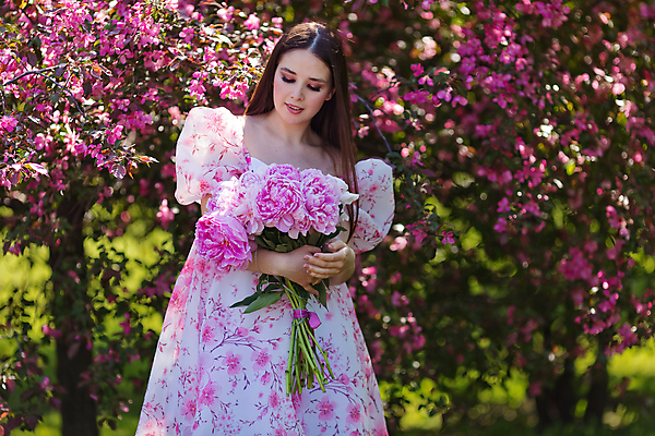 포토 JPG 해외이미지 나무 원피스 여자 꽃 꽃다발 자연 한명 들기 상반신 성인 앞모습 눈감음 화려 성인여자한명만 해외202310 해외포토 식물 1 옷 뷰포인트 컨셉 모션 사람 생태계 여자한명만 성인여자만 파일형식