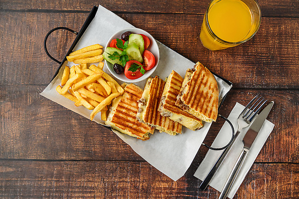 포토 JPG 해외이미지 그릇 접시 포크 방울토마토 오이 사람없음 감자튀김 나이프 오렌지주스 올리브 토스트 터키음식 나무배경 해외202310 해외포토 식기 열매 빵 백그라운드 토마토 채소 감자 튀김 칼 과일주스 동양음식 파일형식 튀르키예