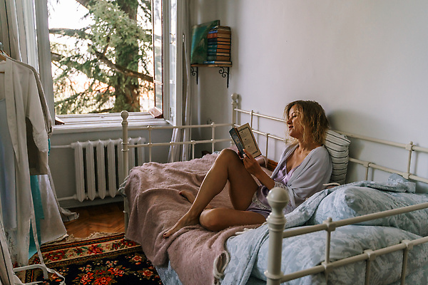 포토 JPG 해외이미지 백인 1 여자 행복 컨셉 베개 침구 아침 휴식 갈색머리 실내 건강 한명 미소 사람 성인 뷰티 귀여움 활발 기쁨 침실 방 흰색 침대 표현 잠 순수 긍정 빨간머리 거짓말 고립 위생관리 취침시간 해외202310 해외포토 주간 서양인 헤어스타일 감정 컬러 가구 표정 관리 내부 파일형식