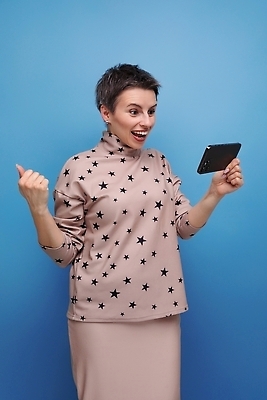 포토 JPG 해외이미지 백인 여자 행복 유럽 백그라운드 인터넷 비즈니스 모바일 짧은머리 아이디어 실내 한명 미소 사람 성인 30대 스마트폰 핸드폰 스크린 검은색 놀람 공백 작업실 어플리케이션 검은머리 전화기 해결 고립 소셜미디어 카피스페이스 해외202310 해외포토 서양인 1 헤어스타일 감정 나라 컬러 컨셉 표정 내부 장년 전자제품 스마트기기 파일형식