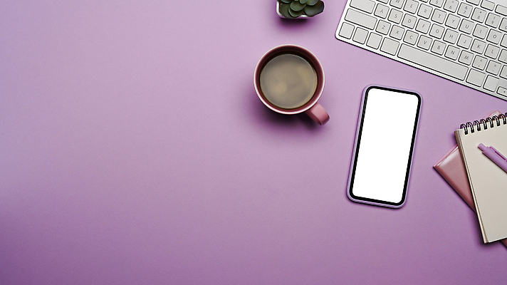 포토 JPG 해외이미지 커피 사람없음 컵 스마트폰 하이앵글 사무실 공책 키보드 오브젝트 보라색배경 카피스페이스 해외202310 해외포토 식기 음료 뷰포인트 백그라운드 비즈니스 문구용품 핸드폰 스마트기기 보라색 공백 파일형식