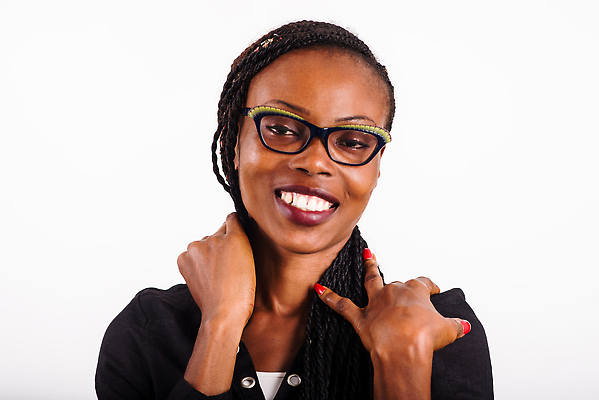 포토 JPG 해외이미지 모델 응시 행복 안경 얼굴 실내 한명 서기 미소 사람 뷰티 카메라 검은색 흰색 신선 닫기 A 해외202310 해외포토 1 알파벳 시선 잡화 감정 컬러 모션 표정 내부 신체부위 전자제품 파일형식