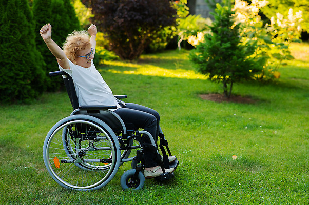 포토 JPG 해외이미지 백인 공원 여자 노년 행복 할머니 무기 의자 자연 휴식 건강 한명 앉기 야외 치료 초록색 여름 금발 건강관리 맑음 산책 바퀴 밀기 장애인 은퇴 휠체어 시설 장애 무료 물리치료 옛날 치유 혼자 해외202310 해외포토 서양인 1 헤어스타일 계절 공공시설 감정 컬러 가구 컨셉 의학 모션 날씨 관리 사람 성인 생태계 파일형식