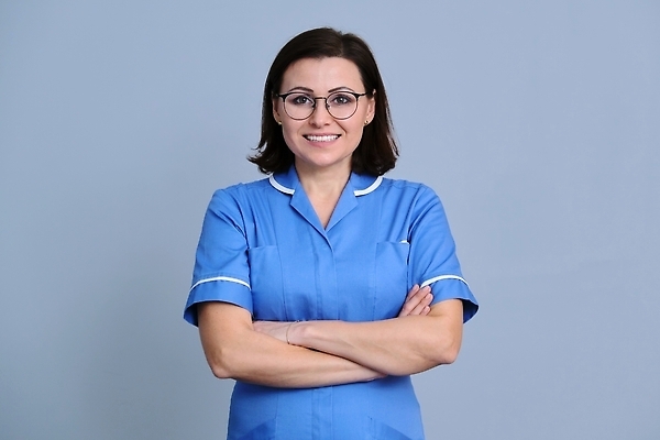 포토 JPG 해외이미지 백인 직업 영어 응시 여자 백그라운드 유니폼 성공 영국 잉글랜드 실내 건강 병원 한명 서기 미소 사람 성인 파란색 약 팔짱 회색 간호사 의사 흰색 업무 자신감 약국 직원 처방 보험 돌봄 약사 조언 헬프 해외202310 해외포토 서양인 문자 1 시선 옷 감정 유럽 컬러 컨셉 의학 모션 표정 내부 의료진 작업 도움 파일형식