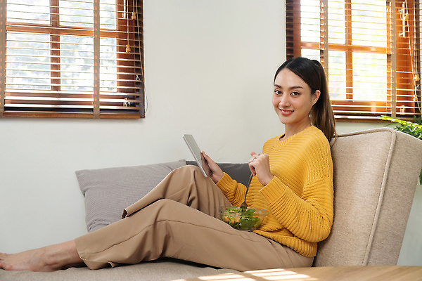 포토 JPG 해외이미지 학생 라이프스타일 응시 여자 행복 인터넷 비즈니스 사업가 통신 성공 휴식 주택 실내 건강 한명 미소 사람 앉기 동양인 성인 노트북 쇼핑 컴퓨터 사무실 뷰티 공책 방 업무 작업 비즈니스우먼 사이버 무선전화기 책상 온라인 리빙 해외202310 해외포토 직업 1 시선 감정 가구 컨셉 모션 문구용품 표정 인종 내부 건물 생활 전자제품 직장인 전화기 파일형식