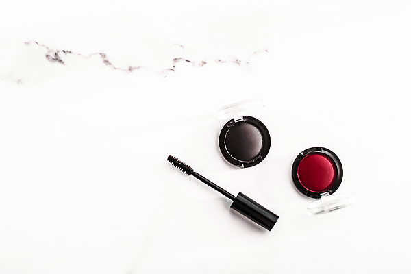 포토 JPG 해외이미지 사람없음 빨간색 검은색 원형 흰배경 마스카라 대리석 아이섀도 마블링 카피스페이스 해외202310 해외포토 도형 컬러 백그라운드 재료 화장품 공백 흰색 파일형식