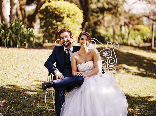 포토 JPG 해외이미지 전신 나무 부부 여자 남자 웨딩드레스 결혼 의자 사랑 앉기 정장 잔디 성인 두명 앞모습 기댐 다리꼬기 성인만 해외202310 해외포토 식물 커플 드레스 옷 감정 뷰포인트 가구 모션 사람 이벤트 파일형식