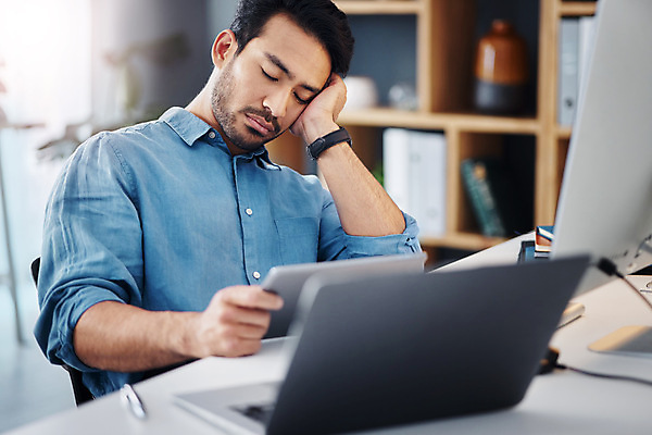 포토 JPG 해외이미지 남자 시계 책장 스트레스 피곤 한명 앉기 상반신 성인 옆모습 책 노트북 태블릿 사무실 펜 모니터 눈감음 기댐 졸음 책상 파일 성인남자한명만 해외202310 해외포토 1 감정 뷰포인트 가구 컨셉 비즈니스 모션 사람 전자제품 스마트기기 컴퓨터 필기구 남자한명만 성인남자만 파일형식