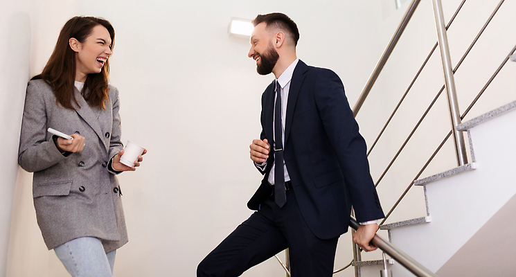 포토 JPG 해외이미지 백인 직업 여자 남자 비즈니스 직장 함께함 실내 대화 사람 성인 두명 사무실 업무 작업 비즈니스우먼 그룹 동료 해외202310 해외포토 서양인 컨셉 회사 관계 말하기 내부 직장인 파일형식