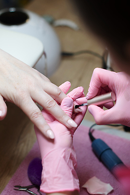 포토 JPG 해외이미지 직업 라이프스타일 손 여자 컬러 손가락 휴식 건강 미술 사람 사람없음 치료 수건 뷰티 유행 상점 스파 페인트 화장품 공구 못 고급 손톱관리 손톱 미용사 고객 피부 서비스 파일 광택 주인 프랑스어 순서 돌봄 위생관리 해외202310 해외포토 문자 컨셉 의학 모션 문화예술 관리 생활 신체부위 위생용품 도구 네일아트 파일형식