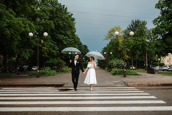 포토 JPG 해외이미지 전신 식물 공원 여자 남자 행복 웨딩드레스 결혼 우산 신혼부부 전등 들기 정장 성인 두명 앞모습 마주보기 걷기 손잡기 기쁨 비 횡단보도 성인만 해외202310 해외포토 자연요소 부부 드레스 옷 공공시설 감정 뷰포인트 모션 날씨 조명 사람 이벤트 보행로 신혼 파일형식