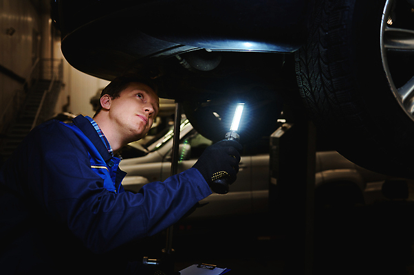 포토 JPG 해외이미지 백인 직업 산업 유니폼 자동차 노동자 기술 한명 안전 컴퓨터 상점 기구 램프 손전등 업무 작업실 기술자 엔지니어 수리 역 확인 엔진 정비공 주인 모터 유지 격파 고용 조율 차고 해외202310 해외포토 서양인 1 옷 육상교통 교통시설 모션 조명 사람 전자제품 구직 작업 채용 파일형식