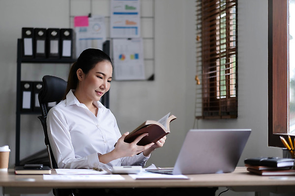 포토 JPG 해외이미지 직업 라이프스타일 여자 회사 비즈니스 사업가 스트레스 실내 한명 서기 미소 앉기 성인 금융 노트북 독서 알약 헤드폰 업무 비즈니스우먼 자신감 종업원 집중 창업 온라인 주인 경영 고용 프리랜서 중소기업 해외202310 해외포토 1 감정 음향기기 컨셉 모션 표정 사람 내부 생활 경제 전자제품 약 구직 작업 직장인 자영업 채용 파일형식