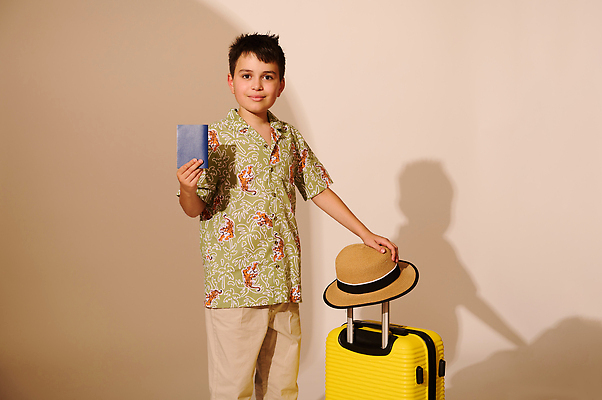 포토 JPG 해외이미지 백인 해외 응시 행복 감정 어린이 남학생 여행 청소년 휴가 실내 한명 미소 소년 10대 캐주얼 여름 여행객 여행가방 쌍안경 짐 흰배경 흥분 밀짚모자 여권 주말 승객 히스패닉 예약 고립 수하물 스타일 항공사 해외202310 해외포토 서양인 모자_잡화 1 학생 시선 옷 계절 남자 산업 백그라운드 가방 표정 사람 내부 망원경 흰색 파일형식