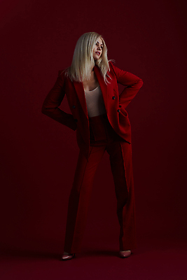 포토 JPG 해외이미지 모델 손 드레스 옷 여자 얼굴 백그라운드 신발 신체 바지 실내 한명 사람 앉기 정장 빨간색 금발 뷰티 유행 재킷 가운 화려 고급 우아함 저녁 입술 스타일 해외202310 해외포토 1 헤어스타일 컬러 컨셉 모션 하의 내부 신체부위 외투 야간 파일형식