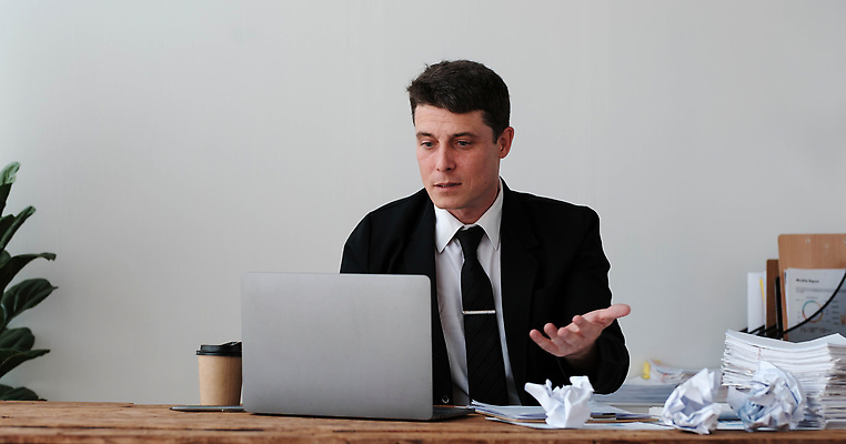 포토 JPG 해외이미지 백인 직업 응시 남자 행복 생각 비즈니스 사업가 탁자 노동자 스트레스 주택 한명 사람 앉기 성인 노트북 컴퓨터 사무실 공책 흰색 표현 업무 작업 비즈니스맨 퍼즐 종업원 사이버 책상 경영자 문제 해결 경영 고립 배려 심각 혼란 해외202310 해외포토 서양인 1 시선 감정 컬러 가구 컨셉 모션 문구용품 건물 전자제품 직장인 리더 파일형식