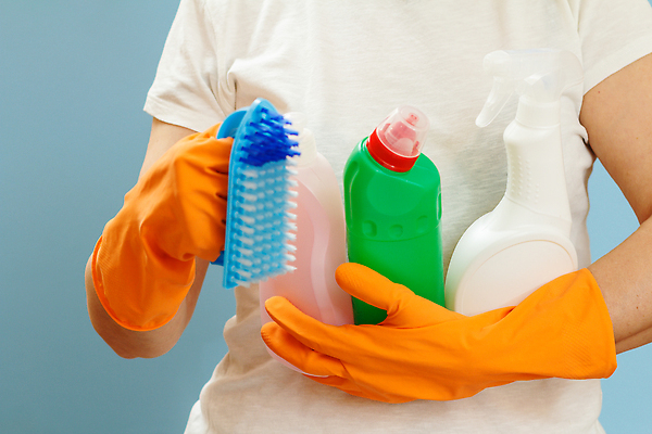 포토 JPG 해외이미지 여자 한명 들기 상반신 성인 깨끗함 솔 청소도구 청소 세제 성인여자한명만 해외202310 해외포토 1 컨셉 모션 사람 도구 여자한명만 성인여자만 파일형식