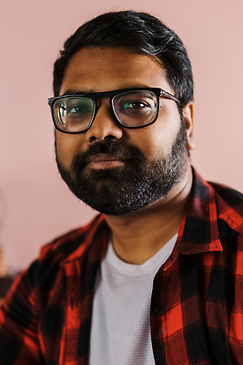 포토 JPG 해외이미지 모델 학생 라이프스타일 교육 남자 안경 여유 비즈니스 한명 미소 청년 10대 뷰티 교사 자신감 인도인 스마트 밀레니얼 해외202310 해외포토 외국인 직업 1 잡화 감정 컨셉 청소년 표정 사람 동양인 성인 생활 경제 파일형식