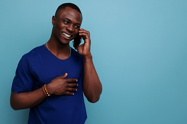 포토 JPG 해외이미지 남자 백그라운드 티셔츠 모바일 갈색머리 실내 한명 미소 성인 30대 파란색 스마트폰 핸드폰 귀여움 검은색 놀람 우승 행운 메시지 어플리케이션 흥분 긍정 온라인 소셜미디어 채팅 스타일 카피스페이스 밀레니얼 해외202310 해외포토 1 헤어스타일 감정 컬러 컨셉 셔츠 표정 사람 내부 장년 경제 전자제품 스마트기기 공백 최고 파일형식