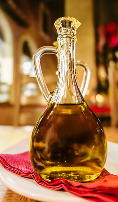 포토 JPG 해외이미지 사람없음 소스 고급 올리브오일 병 천 해외202310 해외포토 식기 컨셉 직물 양념 기름_음식 파일형식