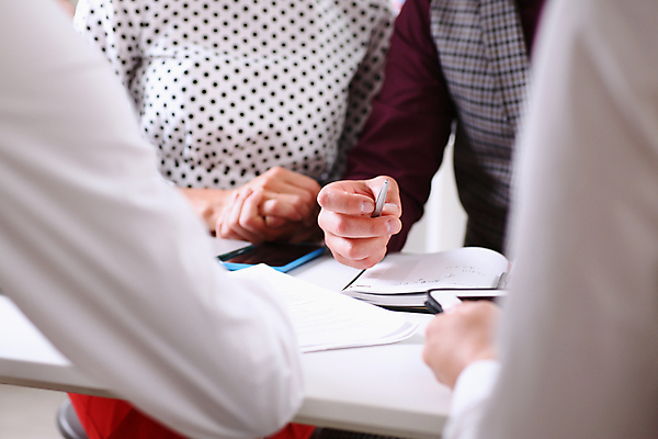 포토 JPG 해외이미지 무료이미지 여자 남자 비즈니스 회의 여러명 상반신 성인 앞모습 뒷모습 비즈니스맨 비즈니스우먼 토론 성인만 해외202310 해외포토 뷰포인트 다수 사람 직장인 파일형식 무료콘텐츠