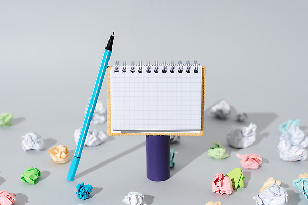 포토 JPG 해외이미지 종이 백그라운드 사람없음 펜 공백 메모지 구김 종이뭉치 카피스페이스 해외202310 해외포토 모션 필기구 사무용품 뭉치 파일형식