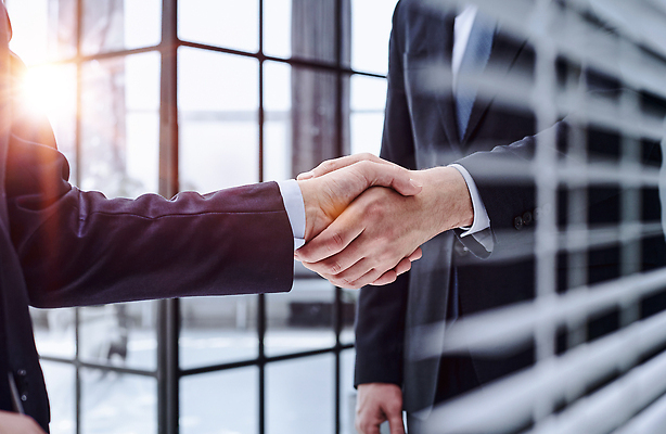 포토 JPG 해외이미지 백인 직업 남자 컨셉 비즈니스 사업가 통신 성공 협력 악수 함께함 실내 따뜻함 관리 대화 미소 사람 성인 사람없음 사무실 우정 거래 인사 비즈니스맨 비즈니스우먼 그룹 대표 종업원 책상 동료 계약 경영자 문서 상업 경영 정중 지원 콜라보레이션 브레인스토밍 해외202310 해외포토 서양인 여자 가구 관계 표정 말하기 손짓 내부 친구 예절 직장인 리더 파일형식