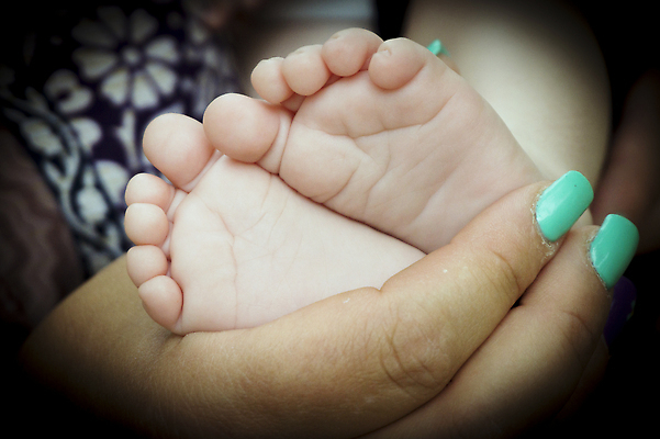 포토 JPG 해외이미지 백인 손 어린이 손가락 가족 발 엄마 새로움 사랑 한명 사람 임산부 흰색 아기 신생아 잡기 작음 피부 발가락 돌봄 양발 천진난만 해외202310 해외포토 서양인 1 감정 컬러 컨셉 관계 모션 신체부위 임신 크기 파일형식