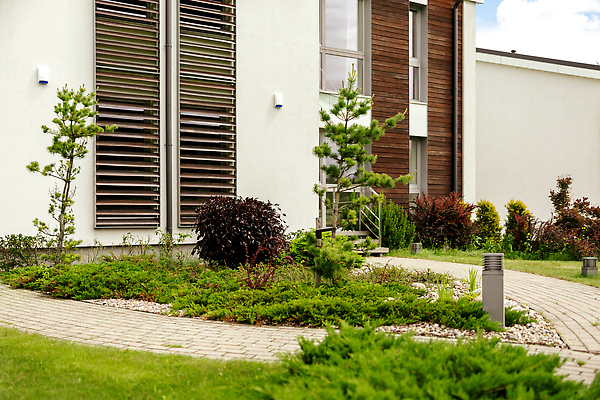 포토 JPG 해외이미지 식물 라이프스타일 디자인 외관 컬러 건축양식 하늘 새로움 거리 주택 풍경 잔디 사람없음 야외 건물 초록색 여름 울타리 컬러풀 뷰티 정원 보행로 재산 만족 싱글 시설 커뮤니티 타운 안뜰 해외202310 해외포토 건축물 계절 건축 감정 길 컨셉 생활 금융 담장 도시 파일형식