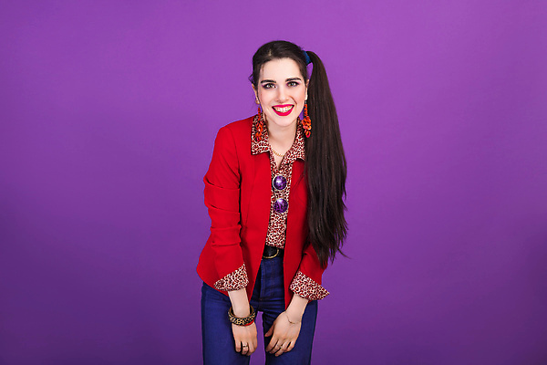 포토 JPG 해외이미지 모델 헤어스타일 디자인 여자 얼굴 실내 한명 사람 파란색 컬러풀 선글라스 뷰티 파티 유행 보라색 재킷 수확 제비꽃 복고 디스코 네온 80대 기간 스타일 힙스터 해외202310 해외포토 1 패션 노년 꽃 안경 음악 컬러 농업 이벤트 내부 신체부위 외투 춤 파일형식