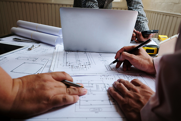 포토 JPG 해외이미지 직업 손 디자인 남자 종이 안경 비즈니스 건축양식 부동산 주택 직장 안전 사람 사람없음 건물 컴퓨터 사무실 공책 작업 엔지니어 재산 계획 안전모 헬멧 건축가 나침반 책상 측정 그림 테이프 청사진 공학 리빙 나누기 진짜 프로젝트 해외202310 해외포토 건축물 잡화 교육 건축 가구 컨셉 회사 문구용품 신체부위 금융 전자제품 기술자 안전장비 보호장비 파일형식