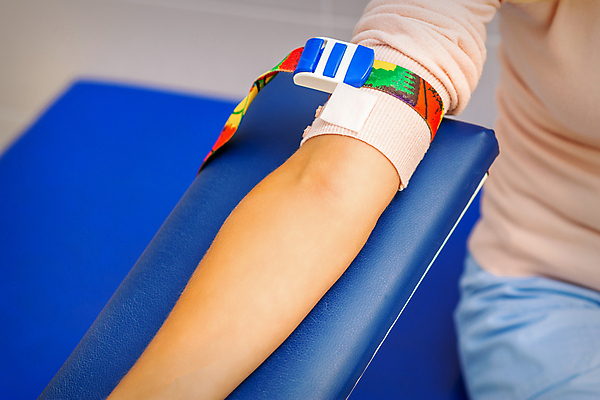 포토 JPG 해외이미지 무료이미지 여자 병원 한명 상반신 성인 앞모습 혈액 묶기 준비 팔 건강검진 혈액검사 혈액채취 성인여자한명만 해외202310 해외포토 1 뷰포인트 의학 모션 사람 신체부위 검사_조사 여자한명만 성인여자만 파일형식 무료콘텐츠