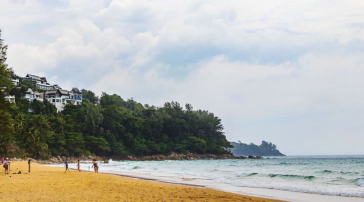 포토 JPG 해외이미지 나무 아시아 모래 파도 바다 섬 여행 태국 자연 하늘 휴가 휴식 손바닥 사람 동양인 풍경 해변 사람없음 야외 물 여름 파란색 야자수 뷰티 여행객 동남아시아 만 숲 터키석 파라다이스 푸켓 해외202310 해외포토 자연요소 식물 손 계절 나라 컬러 컨셉 인종 보석 생태계 파일형식