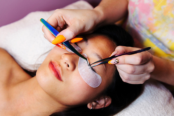 포토 JPG 해외이미지 직업 여자 실내 건강 사람 동양인 20대 성인 두명 치료 가로 30대 뷰티 유행 상점 화장품 공구 닫기 미용사 속눈썹 복지 핀셋 순서 거짓 돌봄 방법 스타일리스트 업그레이드 인공 신청 해외202310 해외포토 의학 모션 인종 청년 내부 장년 도구 눈썹 사회이슈 파일형식