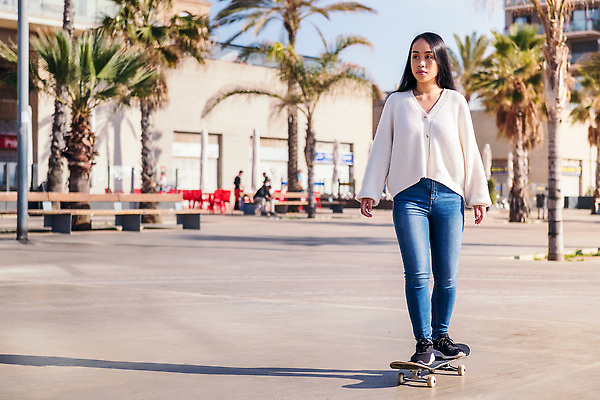 포토 JPG 해외이미지 1 학생 라이프스타일 여자 모션 휴식 거리 한명 사람 동양인 20대 10대 가로 청춘 유행 스케이트 도시 스케이트보드 승차 시원함 스케이터 사춘기 카피스페이스 해외202310 해외포토 스포츠용품 컨셉 청소년 운동선수 인종 청년 생활 공백 보드_스포츠 파일형식