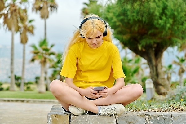 포토 JPG 해외이미지 학생 라이프스타일 옷 여자 행복 음악 컬러 이어폰 하늘 모바일 세포 한명 사람 야외 10대 여름 스마트폰 핸드폰 청춘 뷰티 유행 헤드폰 소리 기쁨 듣기 어플리케이션 시원함 스마트 스타일 힙스터 해외202310 해외포토 1 계절 패션 감정 음향기기 컨셉 모션 청소년 문화예술 생활 전자제품 스마트기기 파일형식