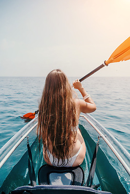 포토 JPG 해외이미지 1 라이프스타일 여자 호수 스포츠 파도 바다 섬 여행 자연 휴가 건강 한명 사람 야외 물 여름 맑음 장비 탐험 투명 카누 카약 노젓기 탐사 뱃놀이 해외202310 해외포토 자연요소 계절 배_교통 모션 날씨 생활 전통놀이 수상스포츠 생태계 파일형식