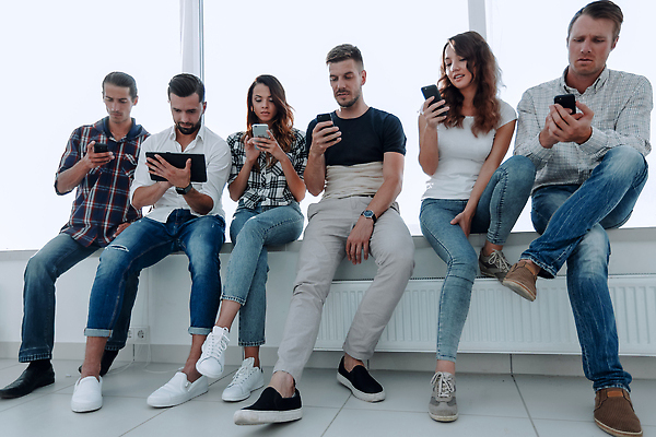 포토 JPG 해외이미지 백인 직업 여자 교육 남자 행복 컨셉 통신 회의 설계 아이디어 함께함 실내 설명 미소 앉기 여러명 성인 노트북 컴퓨터 사무실 공책 업무 비즈니스맨 그룹 계획 연결 대표 종업원 스마트 동료 직원 지원 통일 브레인스토밍 해외202310 해외포토 서양인 감정 다수 비즈니스 관계 모션 문구용품 표정 사람 내부 전자제품 작업 직장인 파일형식