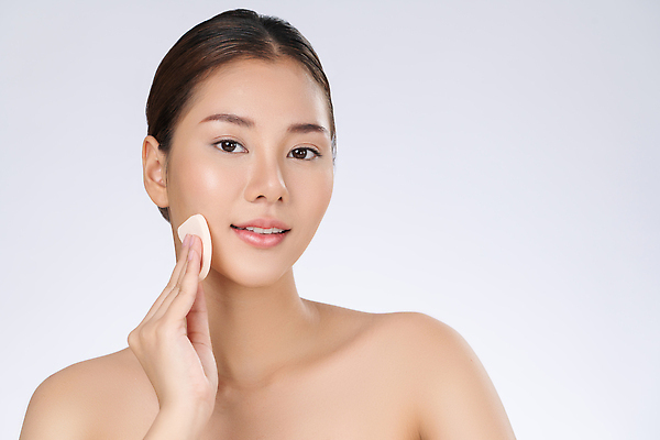 포토 JPG 해외이미지 여자 한명 들기 동양인 상반신 성인 앞모습 화장 뷰티 피부관리 퍼프 파우더팩트 성인여자한명만 해외202310 해외포토 1 뷰포인트 모션 사람 인종 화장품 여자한명만 성인여자만 파일형식