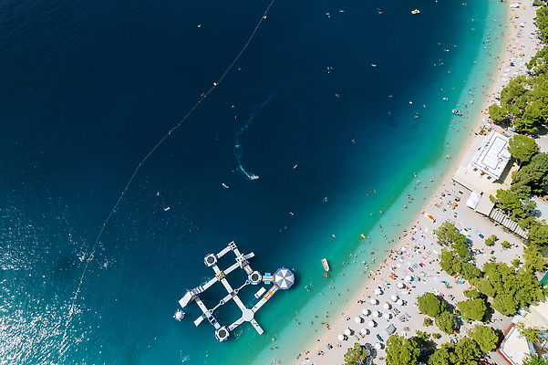 포토 JPG 해외이미지 수영복 행복 어린이 스포츠 파도 바다 여행 가족 놀이 휴가 웃음 사람 사람없음 물 파란색 장난감 태양 점프 수영 클럽 해외202310 해외포토 자연요소 옷 감정 컬러 관계 모션 표정 수상스포츠 파일형식