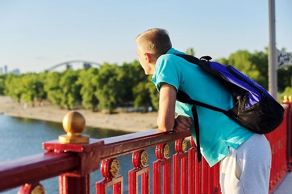 포토 JPG 해외이미지 백인 모델 1 학생 라이프스타일 응시 남자 행복 얼굴 어린이 포즈 백그라운드 자연 한명 미소 사람 소년 성인 야외 10대 여름 청춘 금발 유행 직물 시원함 연도 스타일 카피스페이스 해외202310 해외포토 서양인 헤어스타일 시선 계절 감정 컨셉 청소년 표정 생활 신체부위 공백 생태계 파일형식