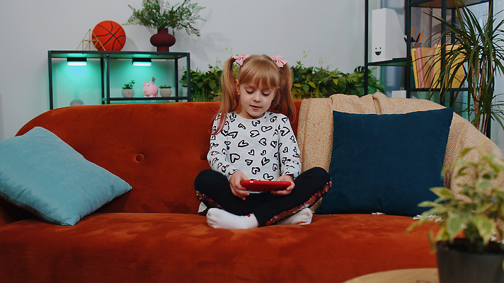 포토 JPG 해외이미지 백인 여자 어린이 거실 인터넷 놀이 성공 휴식 아파트 주택 실내 한명 캐주얼 스마트폰 핸드폰 소파 경쟁 유치원 게임 우승 네트워크 어플리케이션 전화기 흥분 조이스틱 사수 온라인 동영상 중독 걸음마 소셜미디어 플레이어 혼자 가상현실 해외202310 해외포토 레이스천 서양인 1 옷 교육 감정 컨셉 의자 모션 사람 내부 건물 전자제품 스마트기기 직물 최고 게임기 파일형식