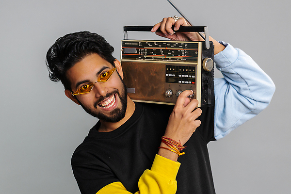 포토 JPG 해외이미지 라이프스타일 남자 행복 음악 놀이 회색배경 갈색머리 실내 한명 사람 소리 듣기 수확 기둥 카세트테이프 부채 괴짜 인도인 어깨 라디오 복고 코믹 오디오 테이프 아날로그 스테레오 80대 고립 구식 녹음기 바보 프리랜서 플레이어 힌두교 스타일 해외202310 해외포토 외국인 직업 1 헤어스타일 노년 건축 감정 종교 백그라운드 컨셉 농업 모션 문화예술 문구용품 동양인 내부 생활 신체부위 전자제품 회색 파일형식 녹음_기록