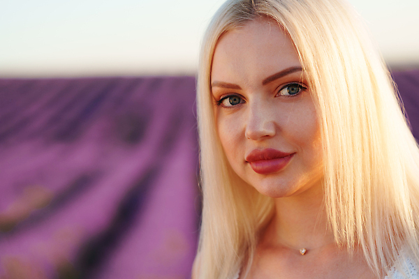 포토 JPG 해외이미지 응시 여자 꽃밭 한명 상반신 성인 야외 금발 햇빛 일몰 라벤더 프로방스 성인여자한명만 해외202310 해외포토 1 헤어스타일 시선 꽃 사람 태양 노을 허브 여자한명만 성인여자만 파일형식