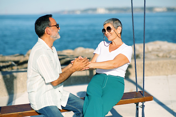 포토 JPG 해외이미지 백인 라이프스타일 커플 유럽 바다 50대 여행 포즈 백그라운드 2 가족 관계 남편 휴가 휴식 사랑 사람 앉기 성인 야외 두명 선글라스 여행객 맑음 낭만 흰색 아내 60대 은퇴 포르투갈 해외202310 해외포토 서양인 노년 감정 나라 안경 컬러 중년 컨셉 모션 날씨 생활 파일형식