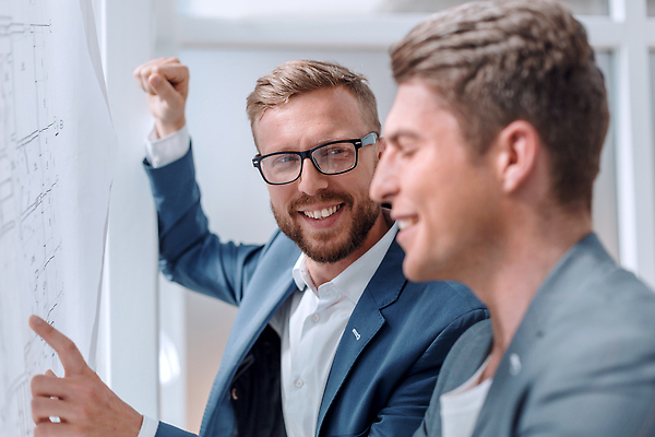 포토 JPG 해외이미지 직업 라이프스타일 응시 남자 2 회사 비즈니스 통신 창문 유리 설계 노동자 새로움 실내 말하기 서기 사람 손짓 두명 사무실 흰색 잡기 업무 작업 비즈니스맨 투명 닫기 대표 토론 동료 문서 해외202310 해외포토 시선 컬러 컨셉 관계 모션 재질 내부 생활 직장인 파일형식